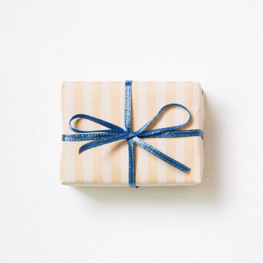 Beyaz arka plan üzerinde izole şerit deseni hediye kutusu