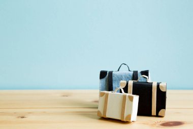 Seyahat çanta gökyüzü mavi arka plan ile ahşap tablo