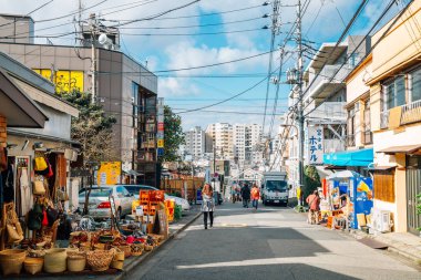 Tokyo, Japonya - 25 Kasım 2018: Yanesen ilçe Yanaka Ginza alışveriş caddesi