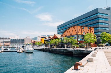 Nagasaki, Japonya - 25 Mayıs 2015: Dejima Wharf alışveriş ve restoran ile deniz sokak