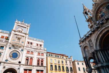 St Mark'ın Saat Kulesi (Torre dell'Orologio) ve Basilica di San Marco in Piazza San Marco, Venedik, İtalya