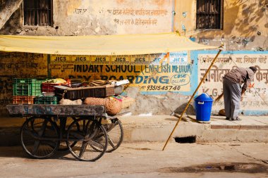 Jaipur, Hindistan - 13 Kasım 2017: Street satıcı sebze pazarı