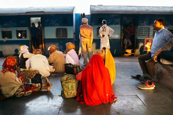 Jhansi Indien November 2017 Väntar Människor Jhansi Railway Station Plattform — Stockfoto