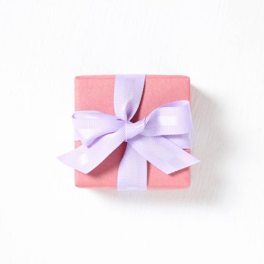 Pembe hediye kutusu beyaz arkaplanda izole edildi