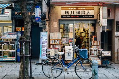 Tokyo, Japonya - 21 Kasım 2018: Kanda Jimbocho eski kitapçı sokak