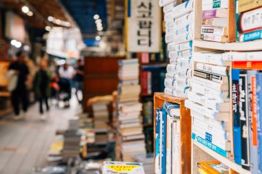 Busan, Kore - 23 Eylül 2018: Bosudong eski kitap mağaza street