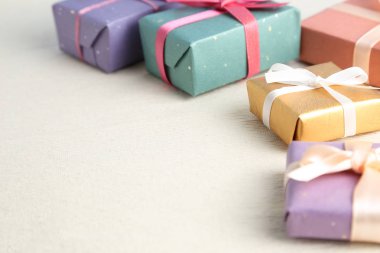 Birçok kutuları bej kumaş doku arka plan üzerinde hediye