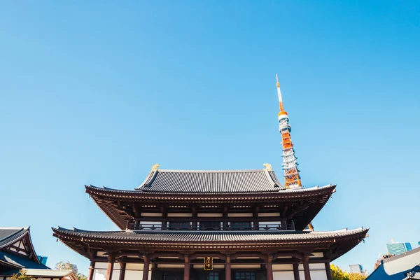 東京の増上寺と東京タワー — ストック写真