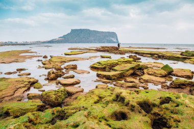 Kore Jeju Adası 'ndaki Seongsan Ilchulbong Tuff Cone ve Gwangchigi Sahili.