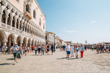 Venice, İtalya - 18 Ağustos 2016: Kalabalık Piazza San Marco, Doge Sarayı