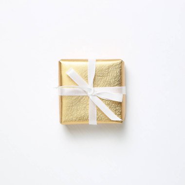 Beyaz arkaplanda izole edilmiş altın hediye kutusu