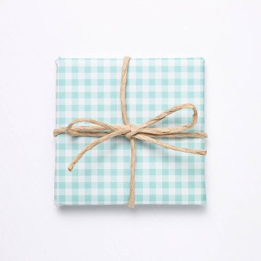 Beyaz arka plan üzerinde izole yeşil onay desen hediye kutusu