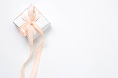 Beyaz arka plan üzerinde izole gümüş hediye kutusu