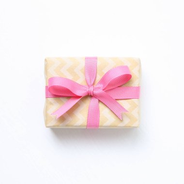 Beyaz arka plan üzerinde izole kahverengi zikzak desen hediye kutusu