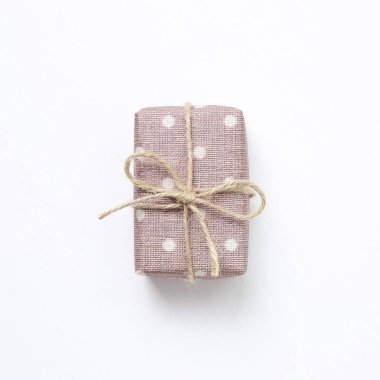 Beyaz arka plan üzerinde izole mor nokta deseni hediye kutusu