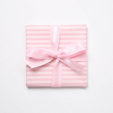 Beyaz arka plan üzerinde izole pembe çizgili desen hediye kutusu