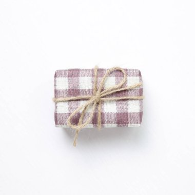 Beyaz arka plan üzerinde izole mor onay desen hediye kutusu