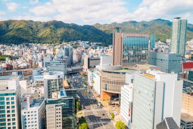 Kobe, Japonya - 1 Ekim 2018: Kobe Sannomiya istasyonu ve modern cityscape