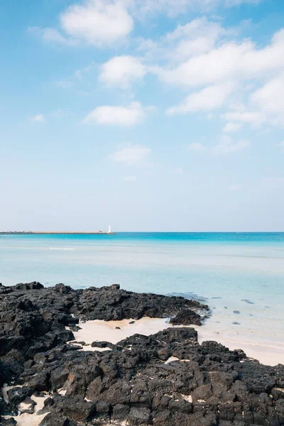 Spiaggia di Sehwa mare smeraldo nell'isola di Jeju, Corea — Foto Stock