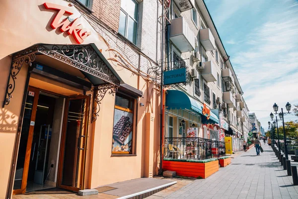 ウラジオストク, ロシア連邦 - 2018 年 9 月 16 日: アルバート通り、レストラン、カフェ通り — ストック写真