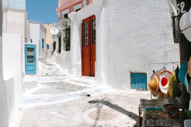 Pyrgos şehir eski sokak Santorini Island, Yunanistan