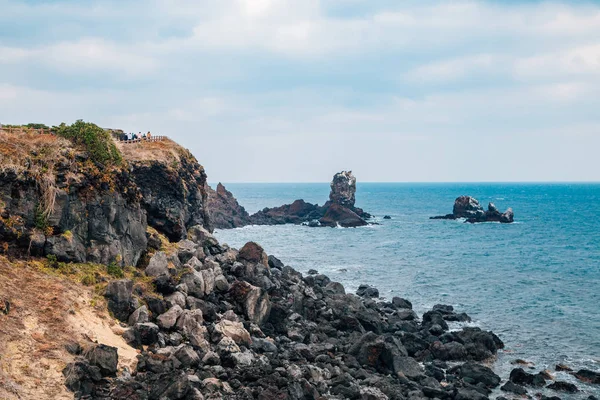 Seopjikoji mar e formação de rochas na ilha de Jeju, Coréia — Fotografia de Stock