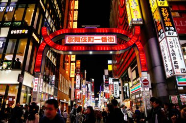 Tokyo, Japonya - 25 Kasım 2018: Shinjuku Kabukicho eğlence bölgesi geceleri