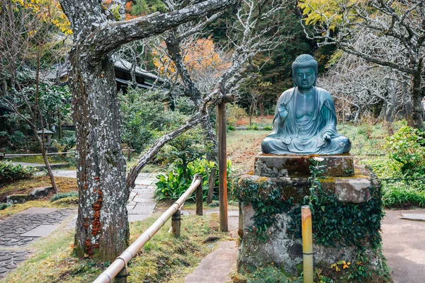 Статуя Будды храма Токей-дзи осенью в Камакуре, Япония — стоковое фото