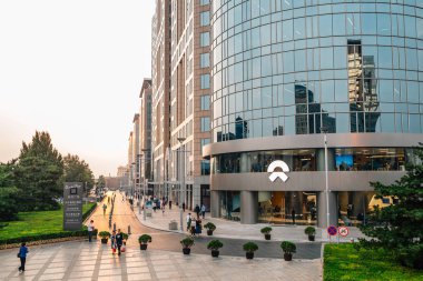 Beijing, Çin - 20 Eylül 2018: Oriental Plaza yanında Wangfujing alışveriş caddesi