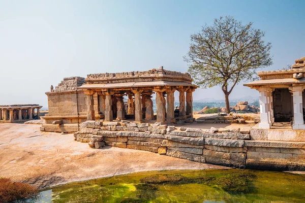 Hemakuta Hill, starobylé ruiny v Hampi, Indie — Stock fotografie