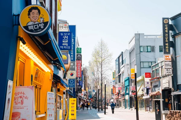 Daegu, Corea - 2 de abril de 2019: Dongseong-ro shopping street — Foto de Stock