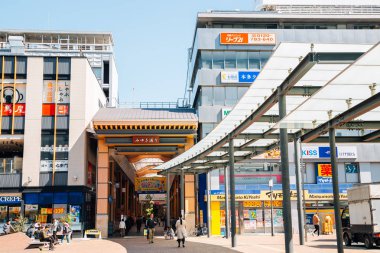 Hyogo, Japonya - 13 Nisan 2019 : Himeji istasyonu yakınında Miyuki Street Alışveriş Bölgesi