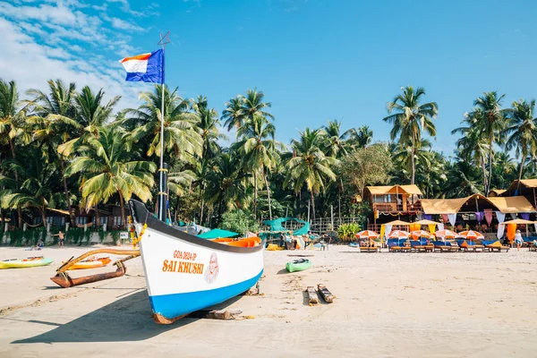 Goa, Índia - 21 de dezembro de 2017: Palolem beach com palmeiras tropicais — Fotografia de Stock