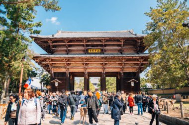 Nara, Japonya - 4 Nisan 2019 : Todai-ji tapınağının Nandaimon Kapısı ve turistler