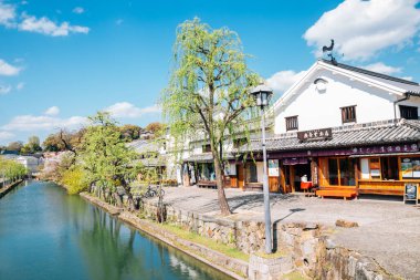 Okayama, Japonya - 15 Nisan 2019 : Kürşiki Bikan Tarihi Mahallesi, kanal ve geleneksel köy