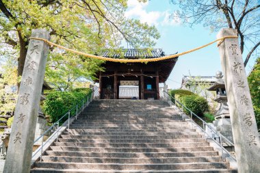 Okayama, Japonya - 15 Nisan 2019 : İlkbaharda Kurashiki Achi Tapınağı