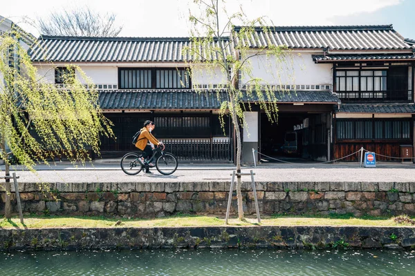 Okayama, Japonia-15 kwietnia, 2019: Dzielnica historyczna Kurashiki Bikan, kanał i tradycyjny dom — Zdjęcie stockowe