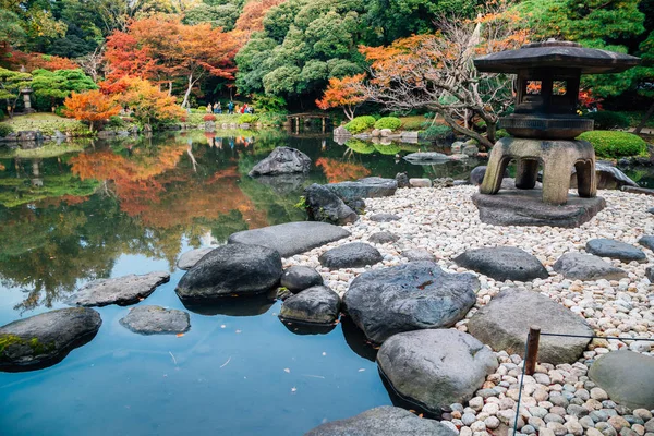 Ogrody Kyu-Furukawa jesienią w Tokio, Japonia — Zdjęcie stockowe