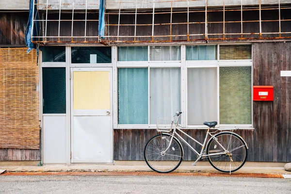 Shodoshima, Shikoku, Japonya'da eski ahşap ev ve bisiklet — Stok fotoğraf