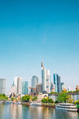 Frankfurt Ana finans bölgesi modern binalar ve Almanya'da Ana nehir