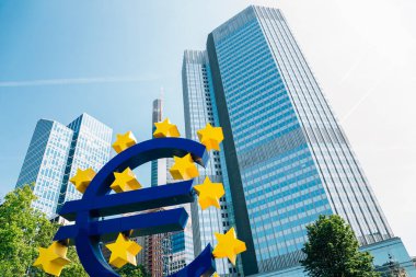 Frankfurt, Almanya - 4 Haziran 2019 : Euro tower İş ve finans bölgesi