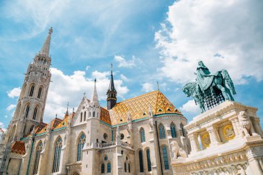 Budapeşte, Macaristan 'da Aziz Matthias Kilisesi ve Aziz Stephen Heykeli
