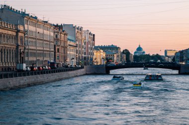 St. Petersburg'da gün batımında Trinity Katedrali ve Fontanka nehri, Rusya