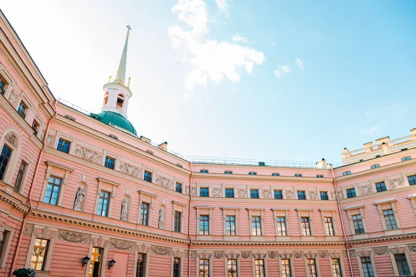 Edificio histórico del Castillo de San Miguel en San Petersburgo, Rusia — Foto de Stock