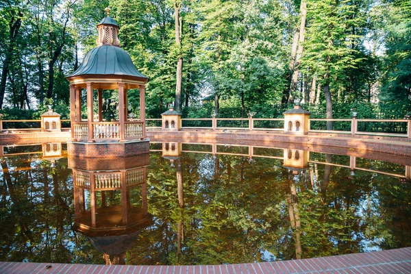 Jardín de verano, estanque y mirador en San Petersburgo, Rusia — Foto de Stock
