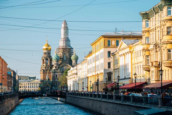 Sankt Petersburg, Rosja-17 sierpnia 2019: kościół Zbawiciela na rozlanej krwi z kanałem — Zdjęcie stockowe