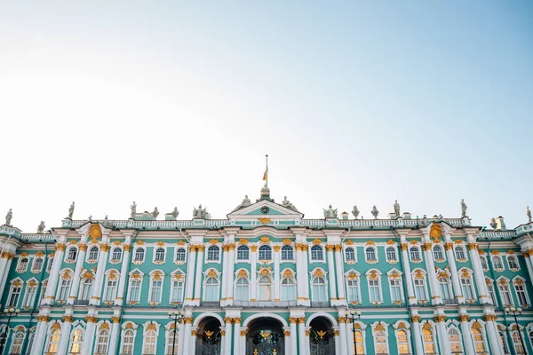 Museo del Hermitage Palacio de Invierno en la Plaza del Palacio en San Petersburgo, Rusia — Foto de Stock