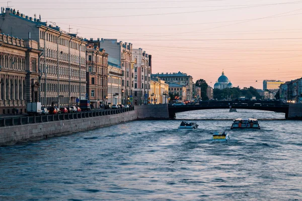 Cathédrale de la Trinité et rivière Fontanka au coucher du soleil à Saint-Pétersbourg, Russie — Photo