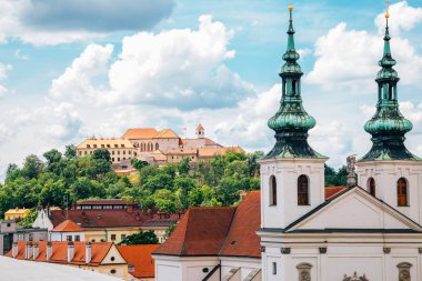 Brno, Çek Cumhuriyeti'ndeki Eski Belediye Binası kulesinden Spilberk Kalesi ve şehir manzarası