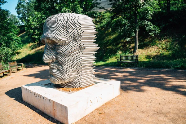 Brno, Repubblica Ceca - 21 giugno 2019: La statua di Jan Skacel al parco Spilberk — Foto Stock